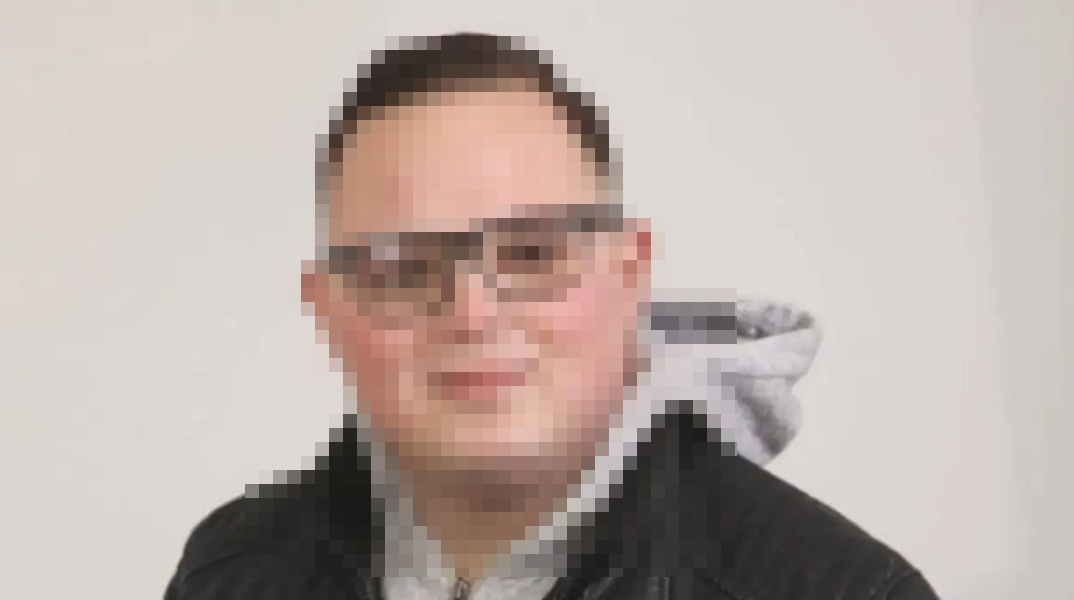 Λάρισα: «Δεν είμαι δολοφόνος, έχω βιώσει bullying» λέει ο 22χρονος που μαχαίρωσε 26 φορές τη μητέρα του