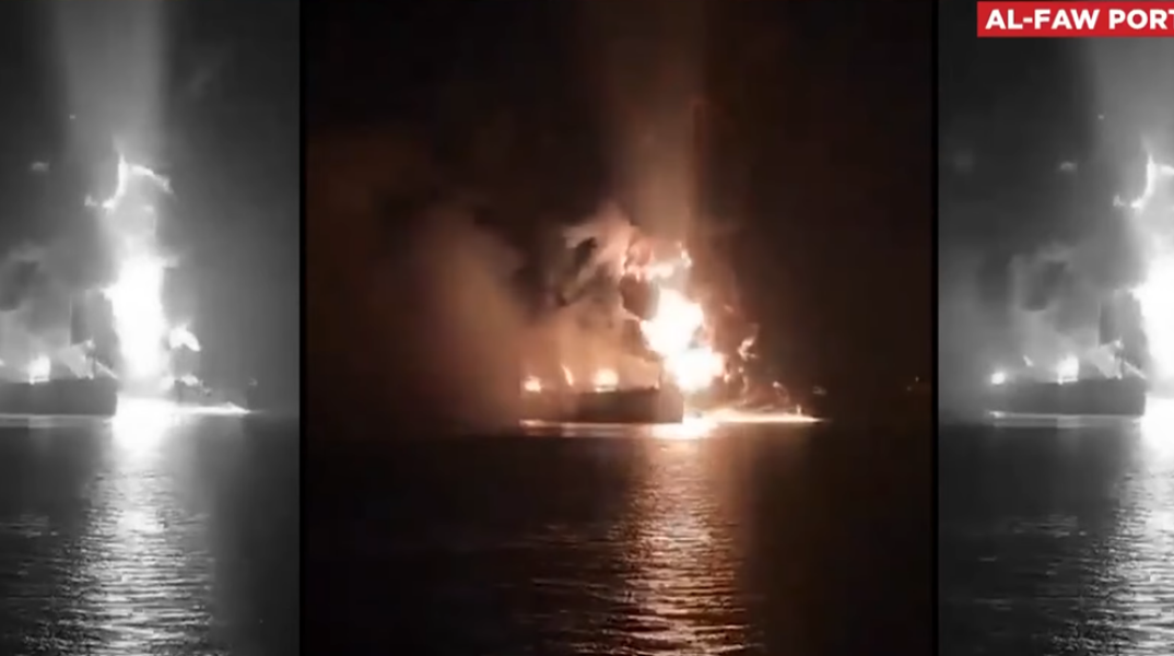 Καπνοί και φωτιά μετά από επίθεση σε δεξαμενόπλοιο