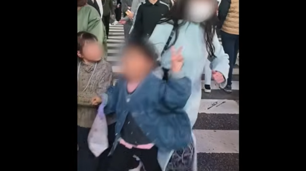 Γυναίκα σπρώχνει παιδάκι σε διάβαση