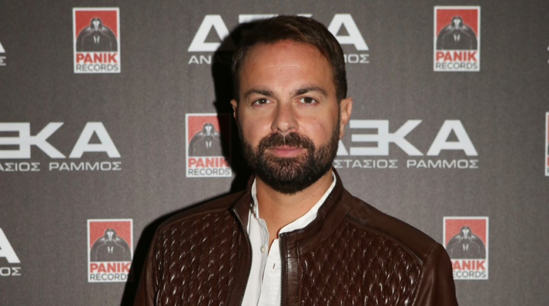 Θύμα ξυλοδαρμού έπεσε ο τραγουδιστής Ηλίας Βρεττός