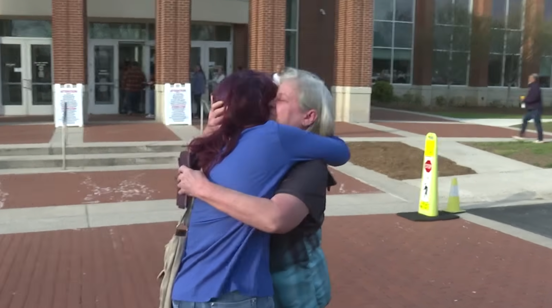 Η συγκλονιστική στιγμή της επανένωσης μητέρας - κόρης μετά από 24 χρόνια - Η υπόθεση της Μισέλ Χάντλεϊ Σμιθ