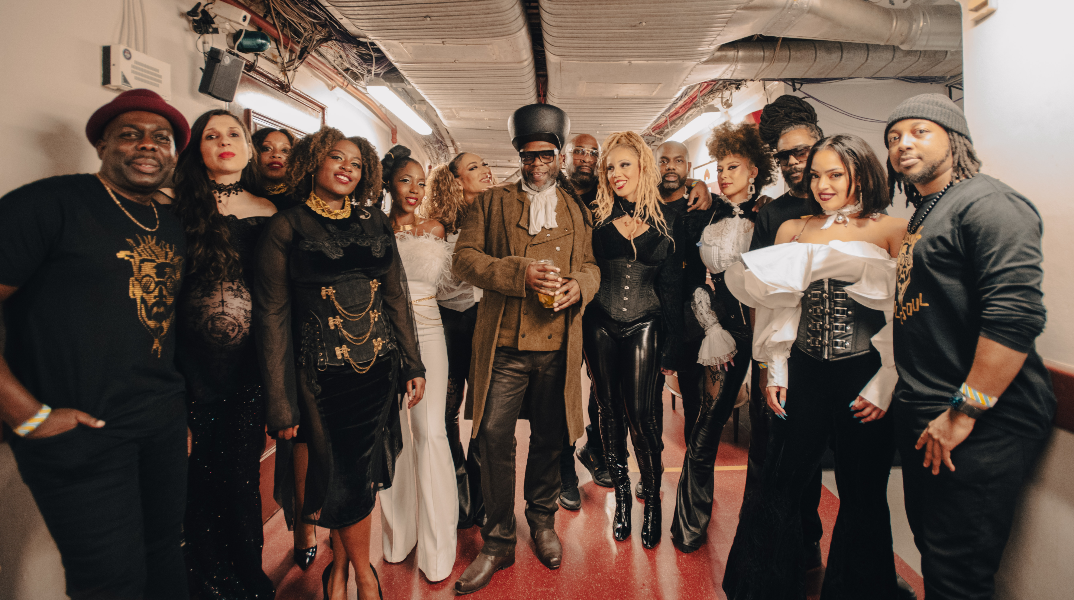 Jazzie B: Ο εμβληματικός αρχιτέκτονας του ήχου των Soul II Soul μιλά για τη μουσική ως εμπειρία ζωής, πριν τη συναυλία τους στο Sani Festival 2026.