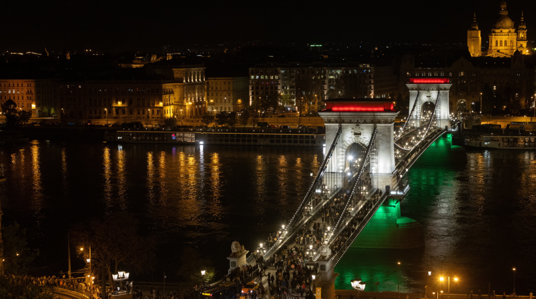 Ξέφρενοι πανηγυρισμοί στη Βουδαπέστη μετά την εκθρόνιση του Όρμπαν
