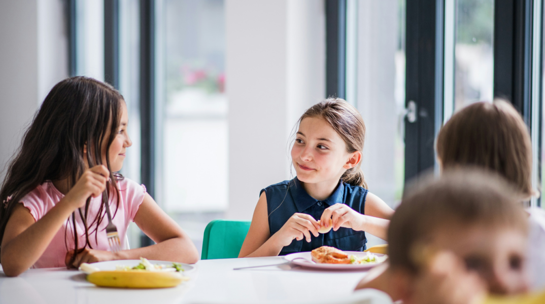 Τέλος τα τηγανιτά και η ζάχαρη από τα σχολικά γεύματα στην Αγγλία - Σαρωτικές αλλαγές από την κυβέρνηση 