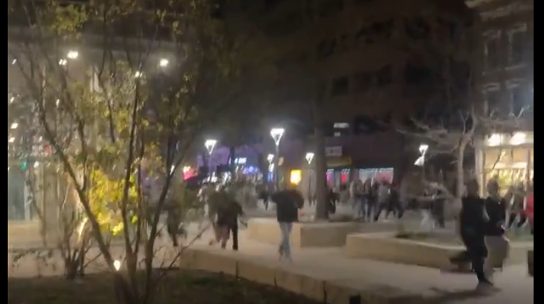 Πλήθος τρέχει στο άκουσμα πυροβολισμών