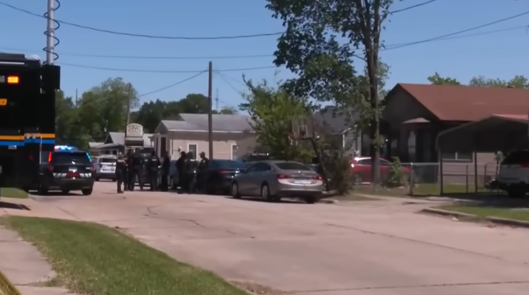 Αστυνομικές αρχές έξω από το σπίτι του εγκλήματος