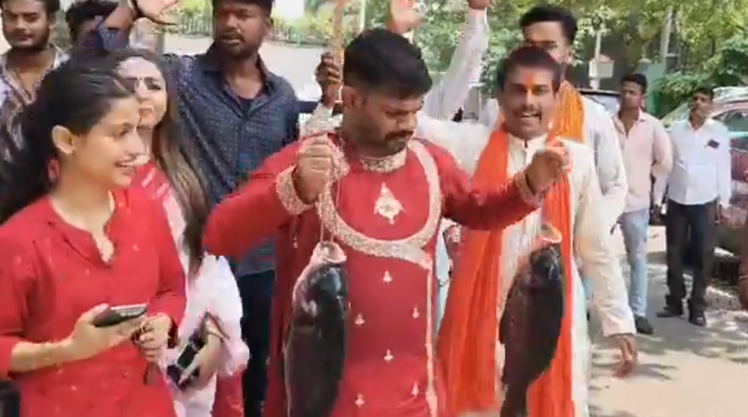 Ινδός πολιτικός κρατά ψάρια