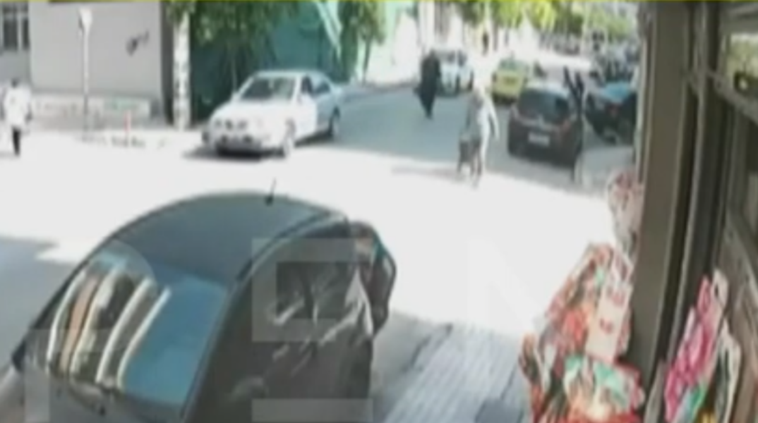 Η στιγμή που ο 89χρονος βγαίνει από τον ΕΦΚΑ στον Κεραμεικό - Δείτε το βίντεο