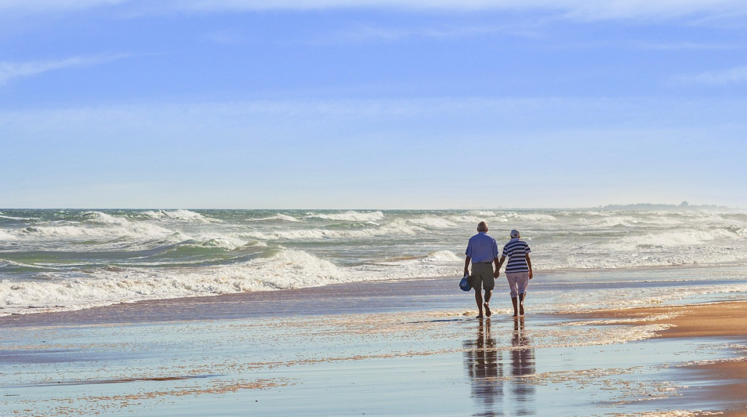 Συνταξιούχοι στην παραλία