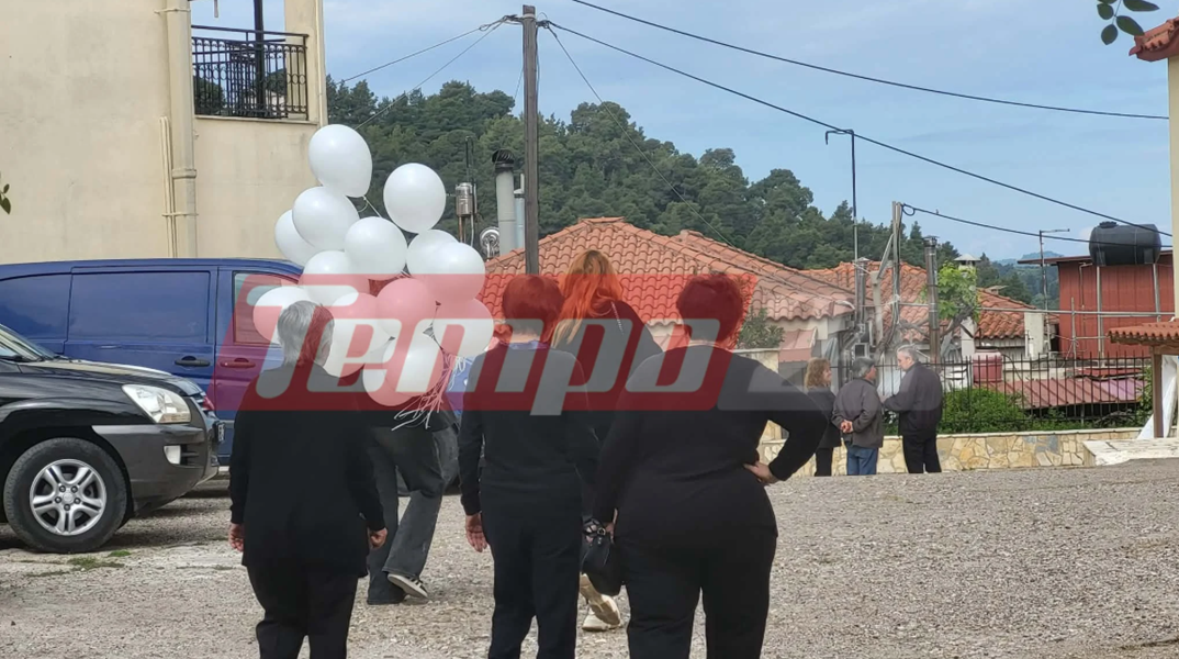 Ηλεία: Με λευκά μπαλόνια αποχαιρέτησαν οι συμμαθητές του τον 13χρονο Κωνσταντίνο