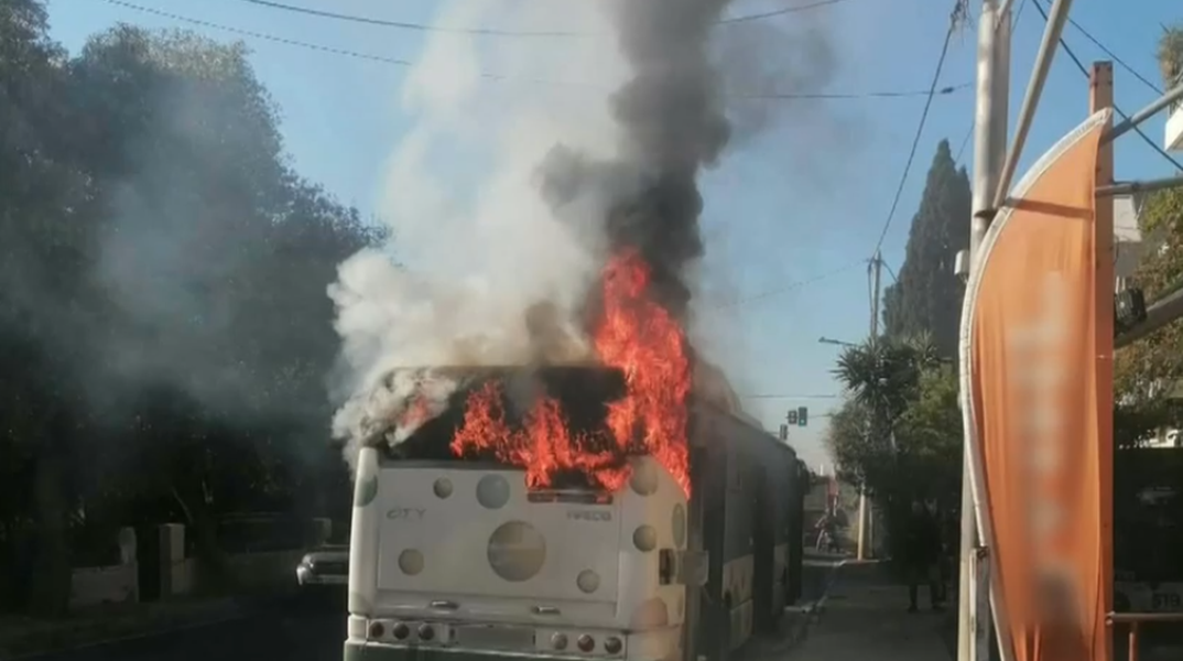 Φωτιά σε εν κινήσει λεωφορείο στη Φυλής - Ο οδηγός ακινητοποίησε έγκαιρα το όχημα
