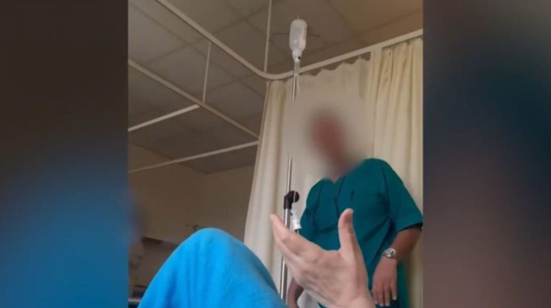 «Να δώσουμε ένα κατοστάρικο;»: Βίντεο με τον γιατρό που ζητούσε «φακελάκι» από ασθενή πριν χειρουργηθεί 