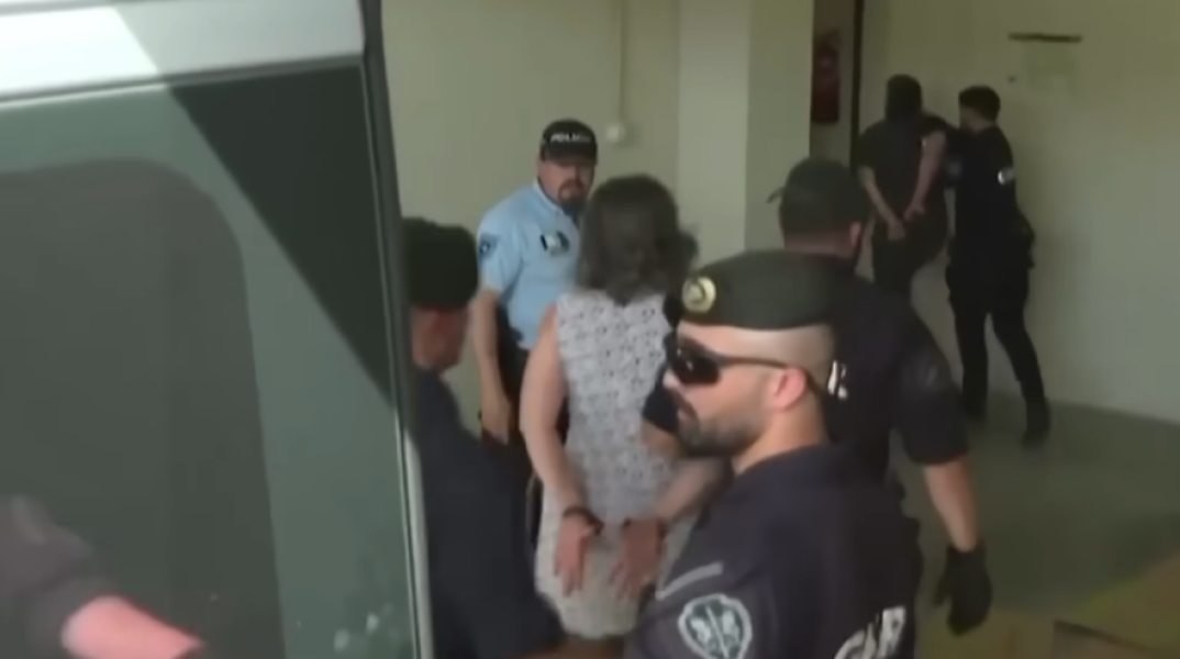 Η μητέρα τραγουδούσε κατά την άφιξή της στο δικαστήριο