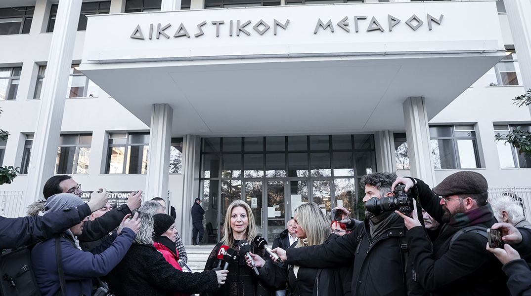 Η Μαρία Καρυστιανού στο Μονομελές Πλημμελειοδικείο Λάρισας για την υπόθεση με τη διαχείριση του βιντεοληπτικού υλικού από τον Εμπορευματικό Σταθμό Θεσσαλονίκης το βράδυ του σιδηροδρομικού δυστυχήματος των Τεμπών