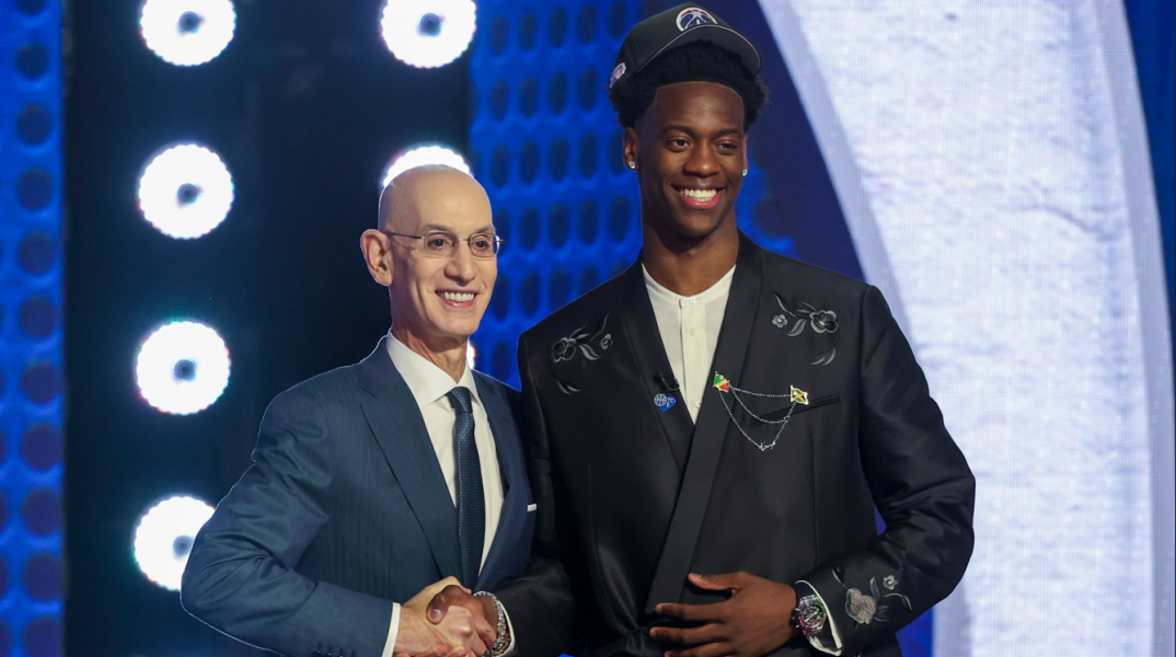 NBA Draft 2026: Ο ΈΙ Τζέι Ντιμπάντσα στο νούμερο 1 – Όλες οι επιλογές στον α’ γύρο της διαδικασίας