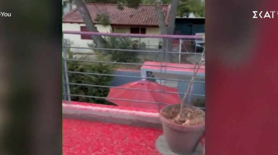 Μυστήριο με κόκκινη ουσία που έπεσε από τον ουρανό σε σπίτια στην Άνοιξη - Τι καταγγέλλουν κάτοικοι