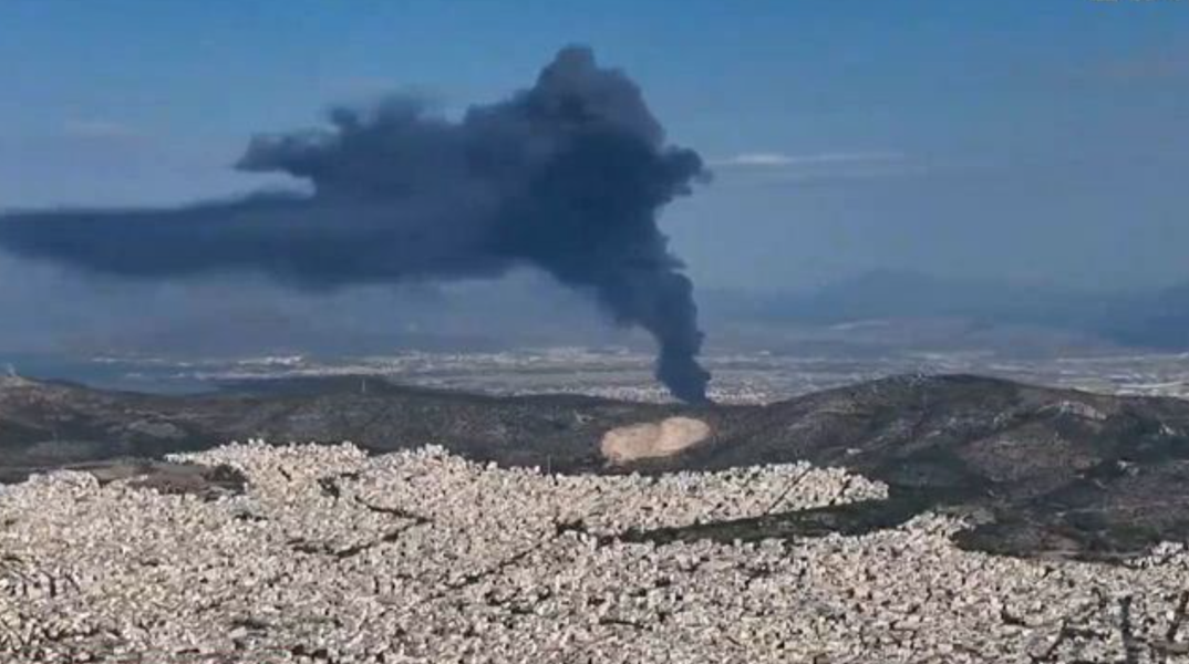 Μαύρος καπνός πάνω από τον Ασπρόπυργο από τη φωτιά στον χώρο της επιχείρησης