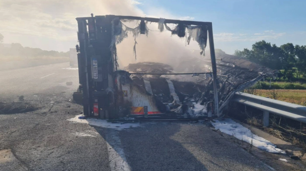Φορτηγό τυλίχθηκε στις φλόγες στην Εγνατία Οδό
