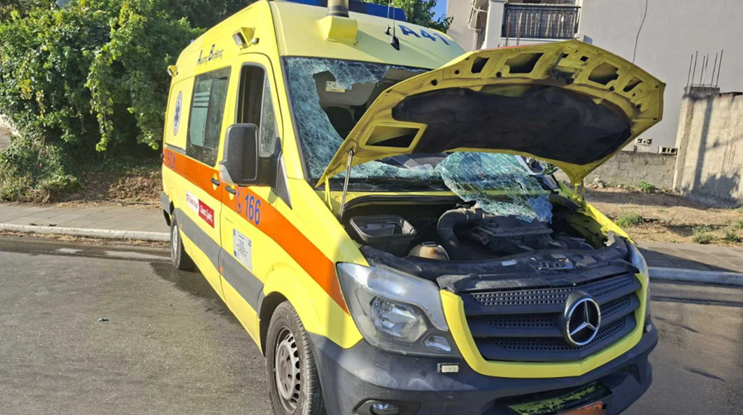 Χανιά: Ασθενοφόρο που μετέφερε ασθενή συγκρούστηκε με αυτοκίνητο 