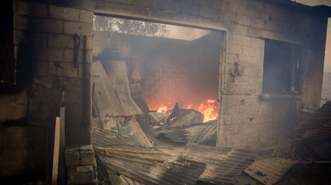 Ολονύχτια μάχη με τις αναζωπυρώσεις στο Πλωμάρι της Λέσβου