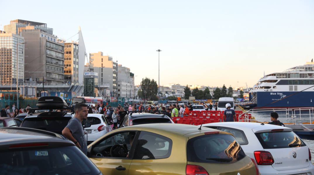 Το αδιαχώρητο στο λιμάνι του Πειραιά: Μαζική έξοδος αδειούχων προς τα νησιά, μεγάλες οι ουρές και η ταλαιπωρία