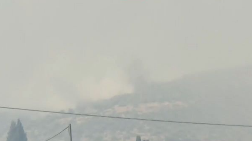 Φωτιά στη Βοιωτία: Οι φλόγες μπήκαν στο χωριό Ξηρονομή - Καίγονται αγροτικές εγκαταστάσεις και μηχανήματα