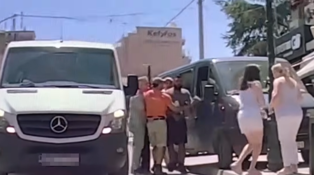 Ξάνθη: Οδηγός έσωσε άνδρα που πνιγόταν κάνοντάς του τη λαβή Χάιμλιχ στη μέση του δρόμου