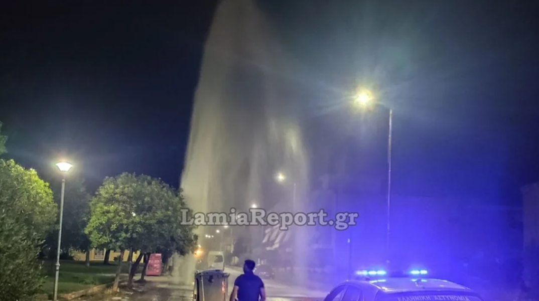Λαμία: Βανάκι ξήλωσε πυροσβεστικό κρουνό και δημιούργησε σιντριβάνι 8 μέτρων