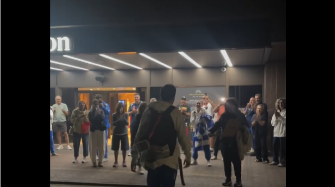Μίλτος Τεντόγλου: Υποδοχή «ήρωα» στο ξενοδοχείο με χειροκροτήματα, αγκαλιές και φιλιά 