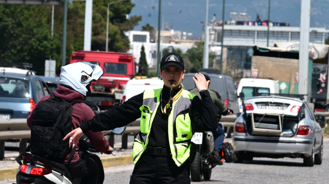 Σε πλήρη ετοιμότητα η Τροχαία για την έξοδο του Δεκαπενταύγουστου - Αυστηροί έλεγχοι, απαγόρευση κυκλοφορίας φορτηγών και συστάσεις στους οδηγούς.