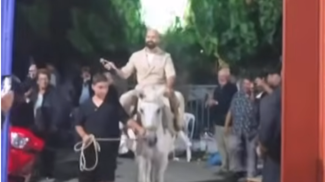 Εύβοια: Τραγουδιστής έφτασε σε πανηγύρι με άλογο - Δείτε το βίντεο