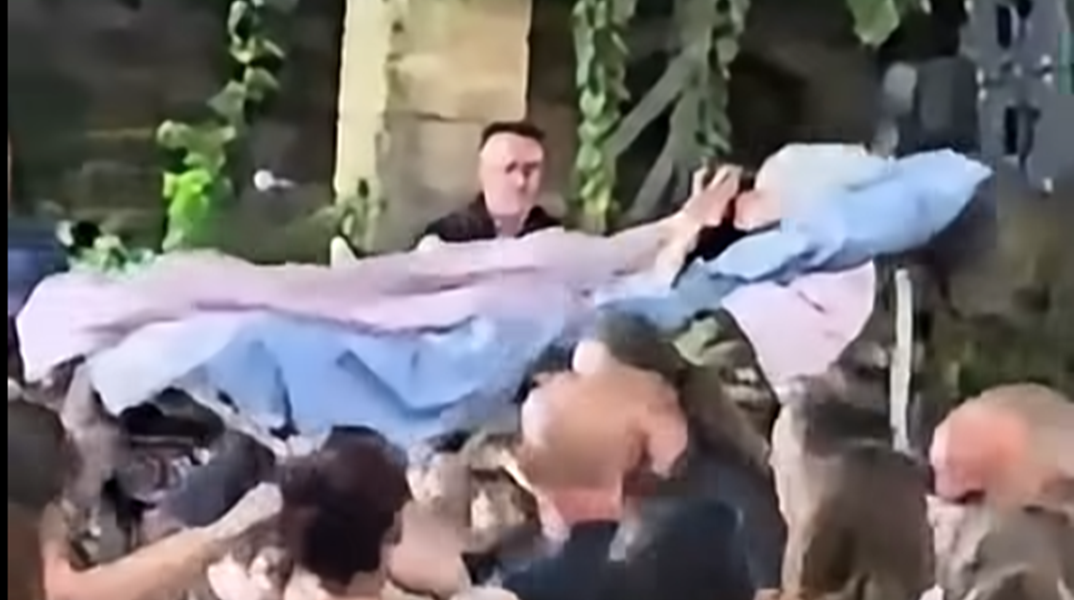 Κατάκοιτη γιαγιά σε πανηγύρι στην Κρήτη