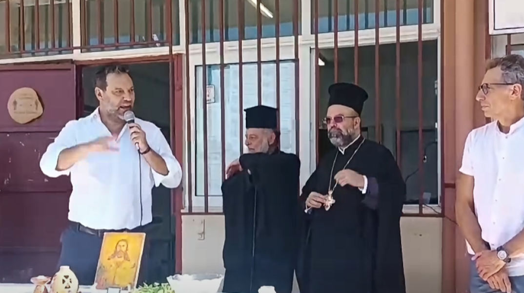 Επεισοδιακός αγιασμός στη Ρόδο: Μαθητές γύρισαν την πλάτη στον δήμαρχο - Η αντίδρασή του και η απάντηση του διευθυντή