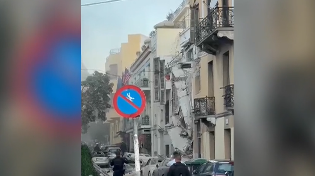 Οι πρώτες εικόνες από την κατάρρευση παλιού κτιριού στο κέντρο της Αθήνας μετά από έκρηξη