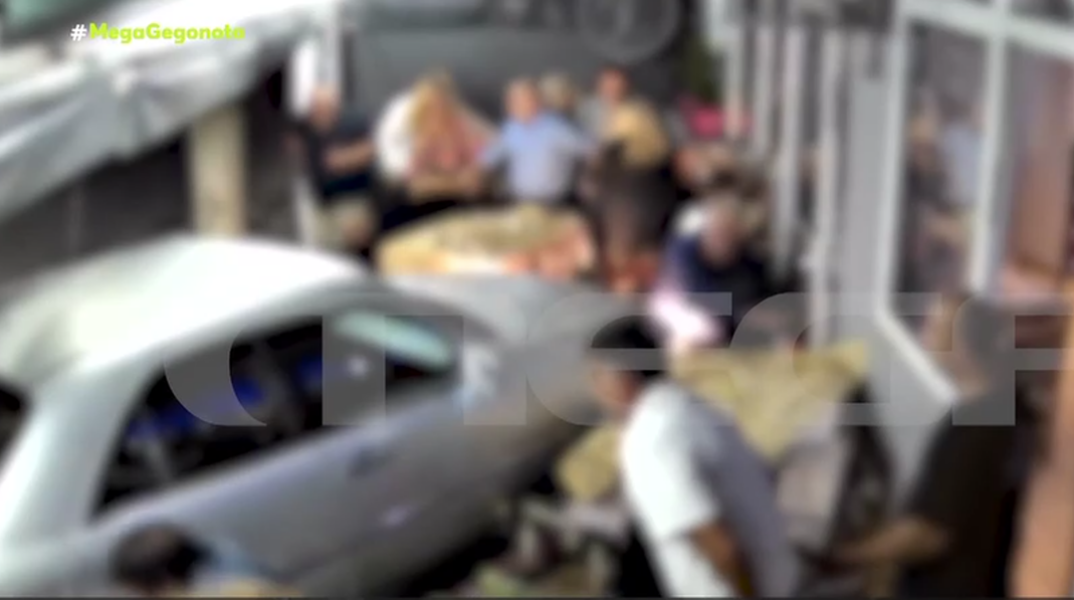 Οδηγός έπεσε με το αυτοκίνητό του σε τραπεζοκαθίσματα ταβέρνας στον Εύοσμο Θεσσαλονίκης