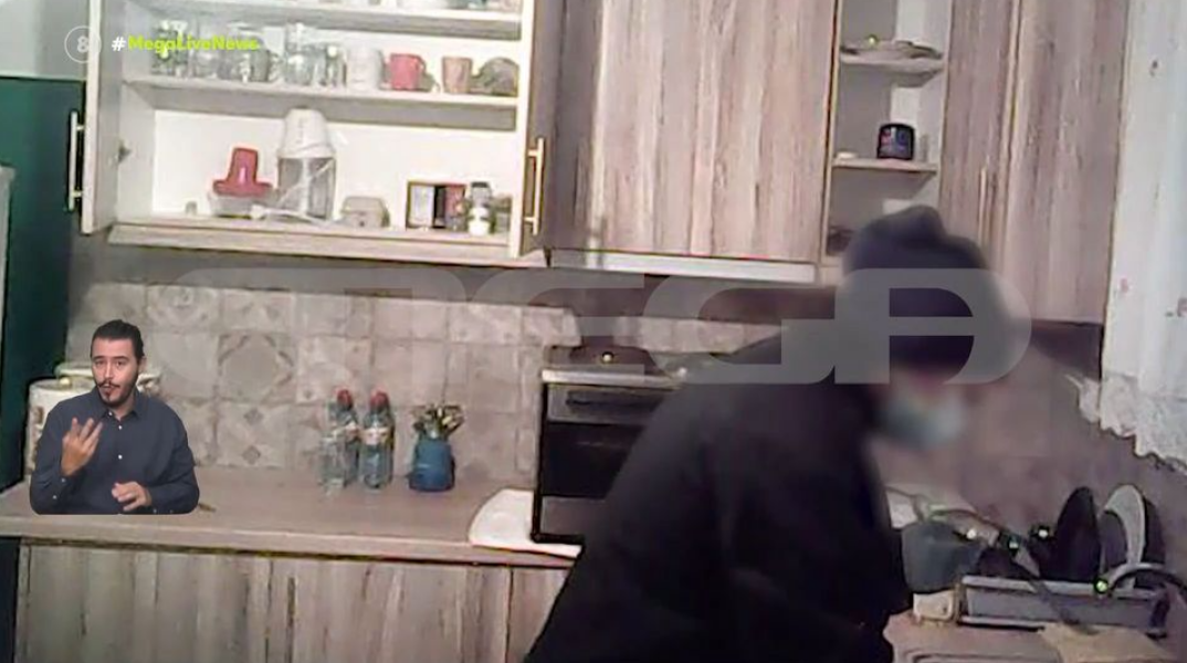 Περιστέρι: Βίντεο  ντοκουμέντο με τη 41χρονη να ρίχνει ατροπίνη σε τρόφιμα στην κουζίνα του πρώην συζύγου της