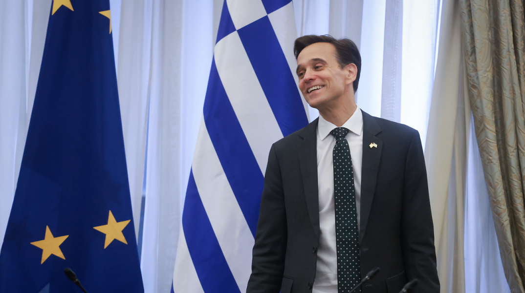 Ο Τζος Χακ ανέλαβε και επίσημα ως επιτετραμμένος την ηγεσία της Διπλωματικής Αποστολής των ΗΠΑ στην Ελλάδα © Costas Baltas/Anadolu via Getty Images