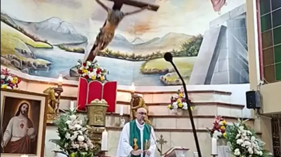 Ιερέας καταπλακώθηκε από σταυρό