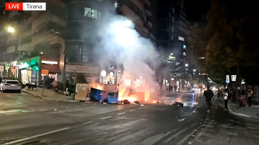 Αναβρασμός στην Αλβανία: Συγκρούσεις αστυνομικών με διαδηλωτές κατά τη διάρκεια της νύχτας στα Τίρανα