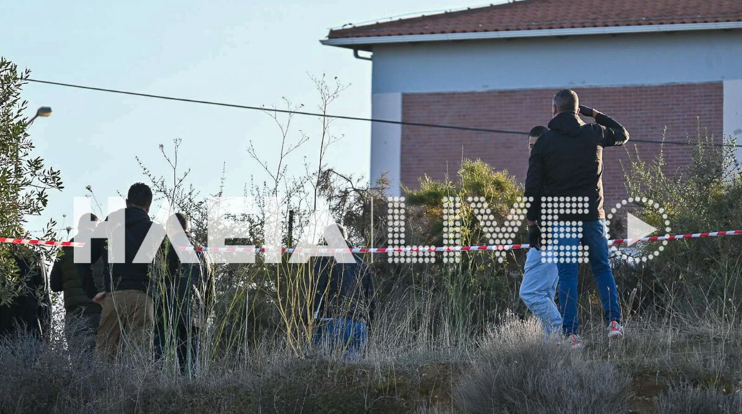 Στιγμιότυπο από την εκταφή της σορού από την αυλή του σπιτιού στην Αμαλιάδα