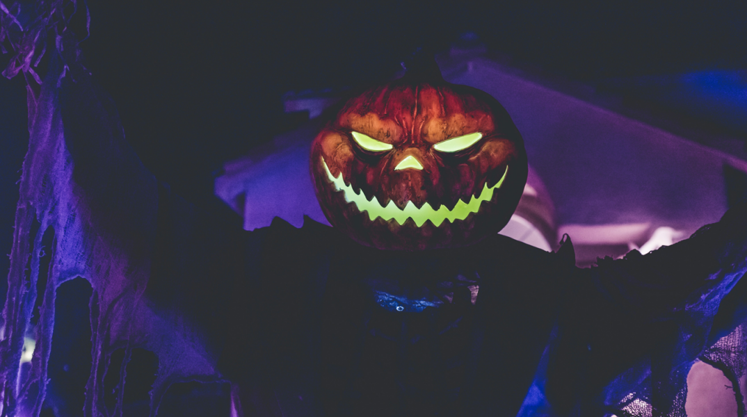 Το πορτοκαλί και το μαύρο κυριαρχούν κάθε Halloween, όμως πίσω από τον χαρακτηριστικό συνδυασμό κρύβονται ιστορία, παραδόσεις και συμβολισμοί.