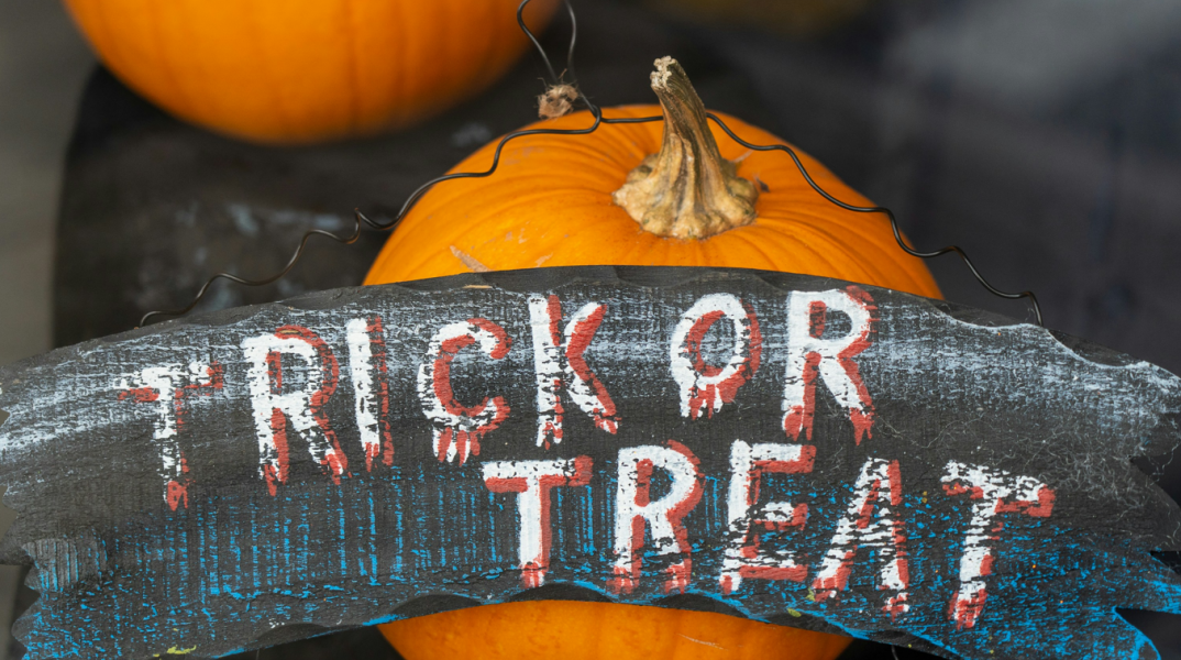 Πώς γεννήθηκε το «Trick or Treat»; Η ιστορία πίσω από το πιο διάσημο έθιμο του Halloween