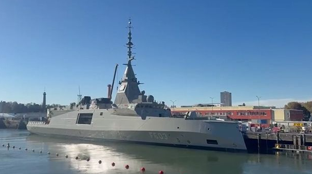  Υψώθηκε η ελληνική σημαία στη φρεγάτα Belharra «Νέαρχος» - Αρχές Δεκεμβρίου στη Σαλαμίνα