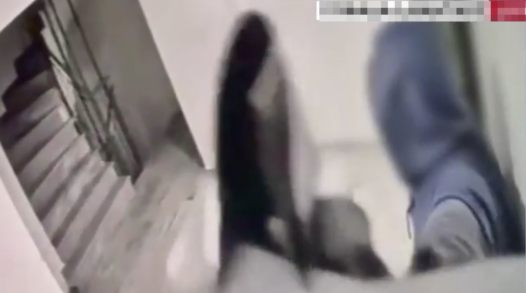 Η στιγμή που ο αξιωματικός του Πολεμικού Ναυτικού εισβάλει στο σπίτι πρώην του στη Γλυφάδα