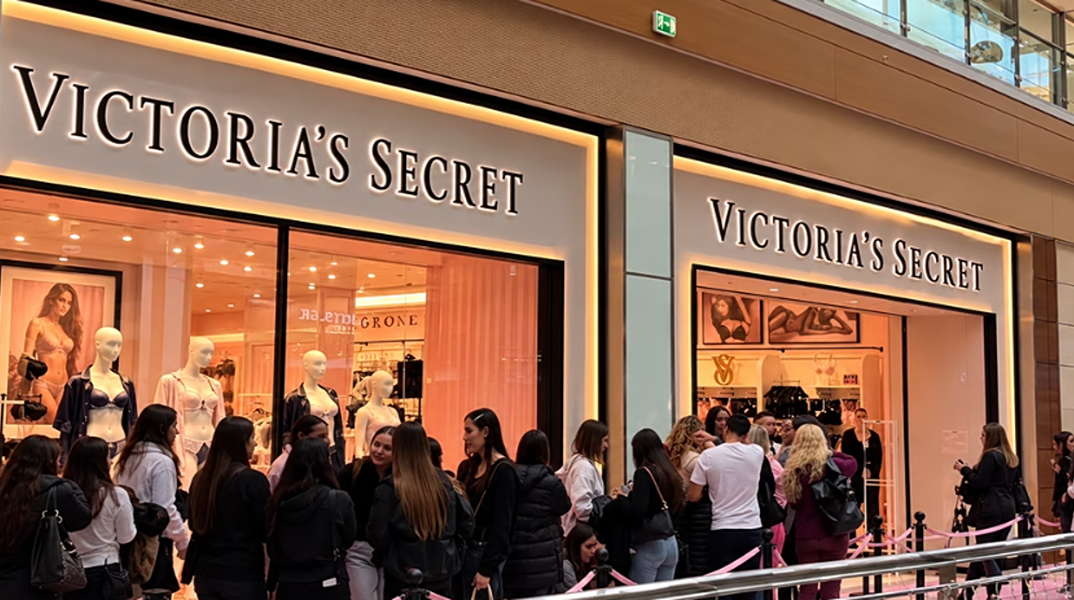 Victoria’s Secret: Viral τα βίντεο με τις τεράστιες ουρές έξω από το κατάστημα της Αθήνας πριν καν ανοίξουν οι πόρτες του