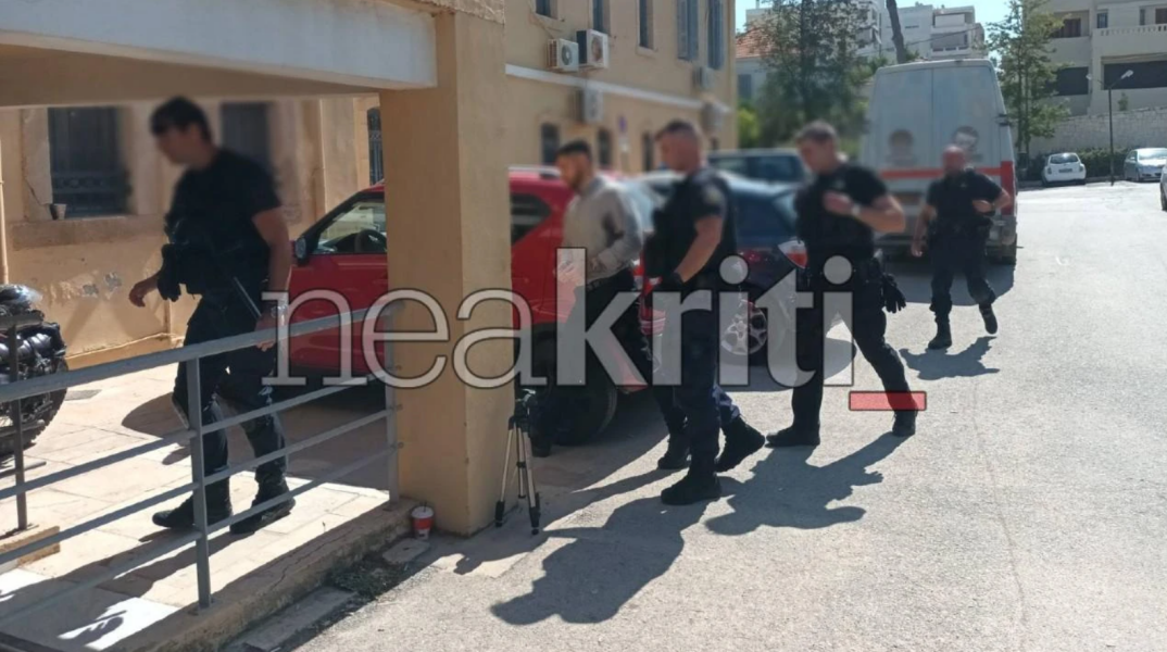 Ο Μανώλης Καλομοίρης οδηγήθηκε στο δικαστήριο