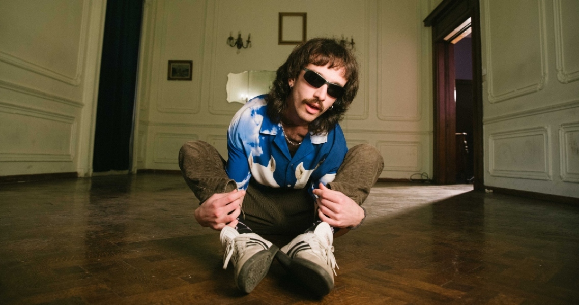 Ο French Fry συστήνεται στην Athens Voice με το «Apple Pie», ένα δυνατό indie rock single που προαναγγέλλει το ντεμπούτο άλμπουμ «Quit Your Job» και δείχνει το μέλλον της σκηνής.