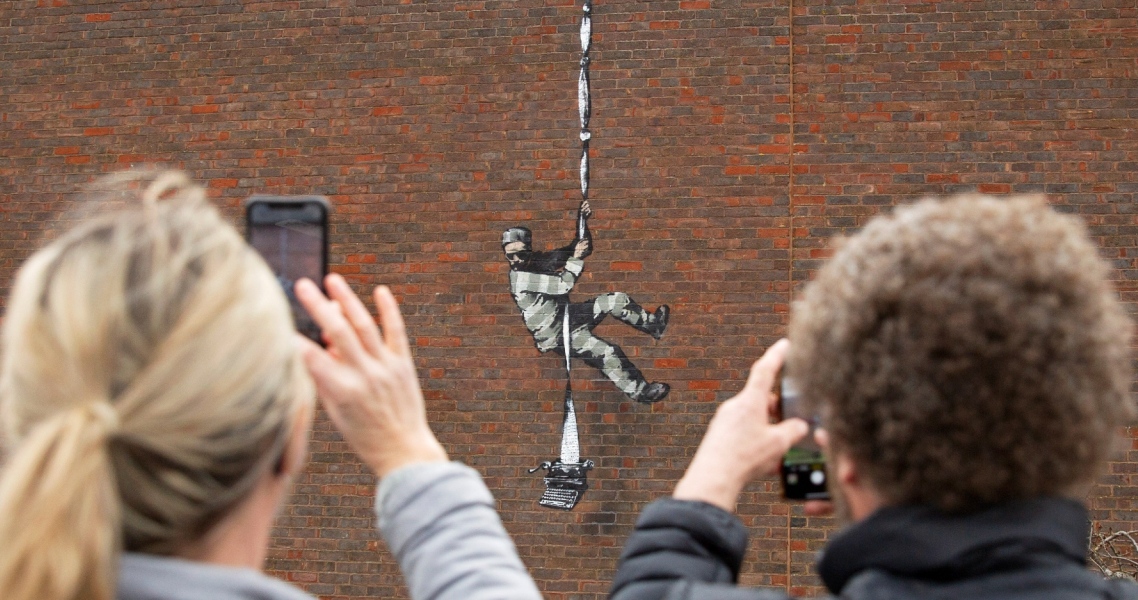 Το Reuters ξετύλιξε το κουβάρι: Από τα ερείπια της Ουκρανίας ως τα αστυνομικά αρχεία της Νέας Υόρκης, ο Banksy αποκτά όνομα - Τι σημαίνει η αποκαθήλωσή του;