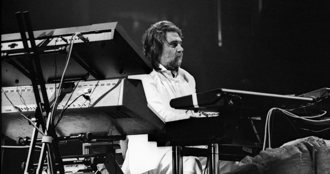 Βαγγέλης Παπαθανασίου: Οι «άγνωστες» πτυχές και οι πρωταγωνιστές της ζωής του