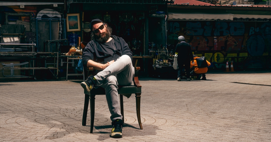 Αντώνης Τσιοτσιόπουλος - Συνέντευξη: Ο σεναριογράφος και ηθοποιός μιλάει για το θέατρο και το σινεμά, με αφορμή τη νέα ταινία «100 Χρόνια Μπροστά» στην οποία πρωταγωνιστεί.